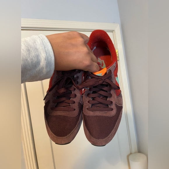WMNS Nike Internationlist (Mahogany/Green Glow/ Total Orange) - Picture 2 of 5